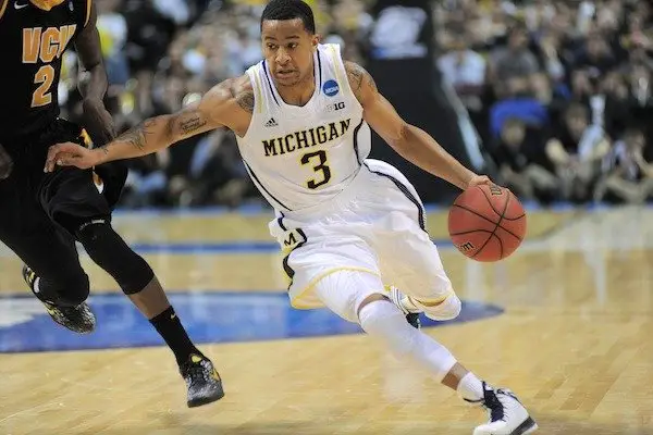 Traveling in Basketball: Rules and Examples